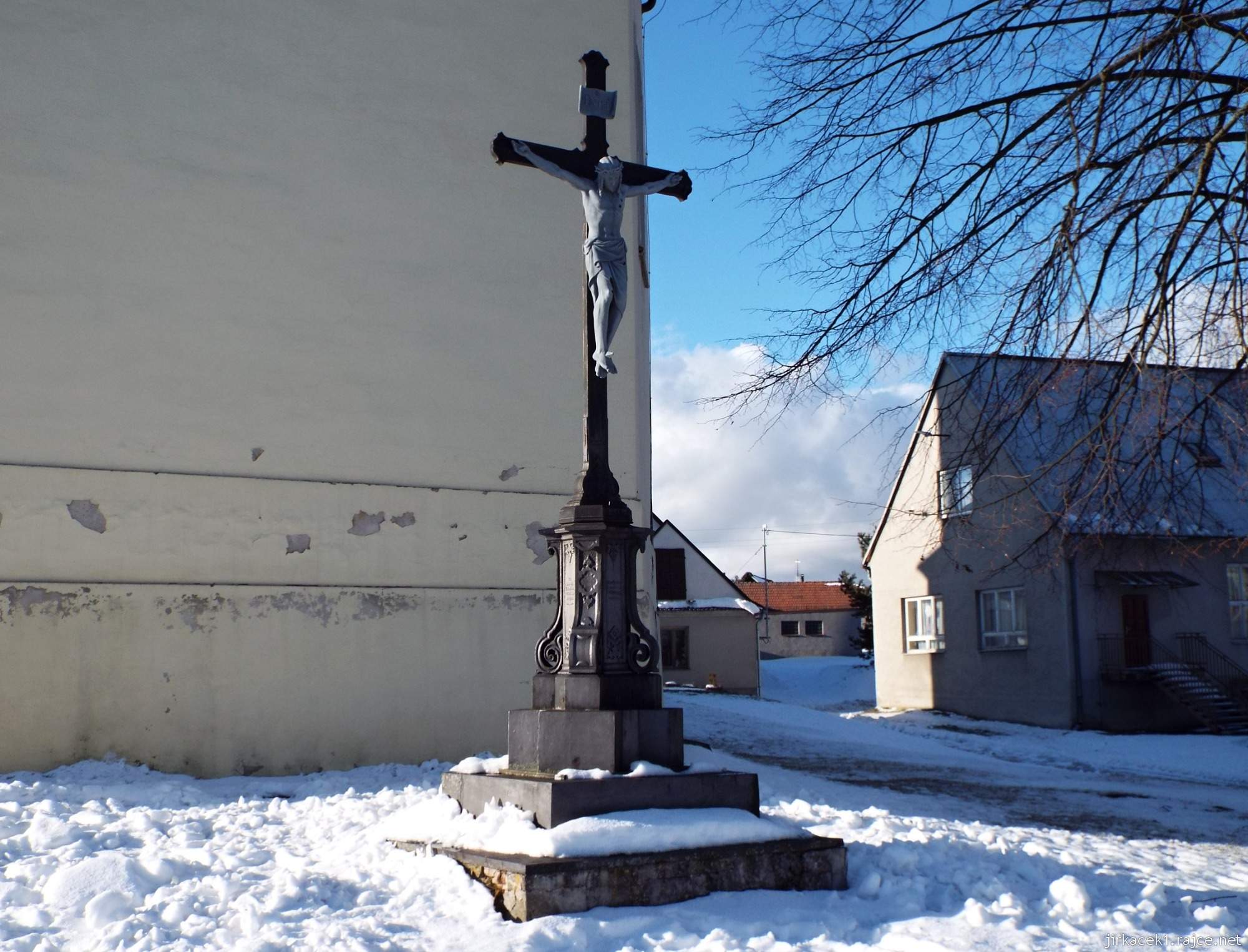 Kostel sv. Petra a Pavla Brodek u Konice 03 - litinový kříž u presbyteria