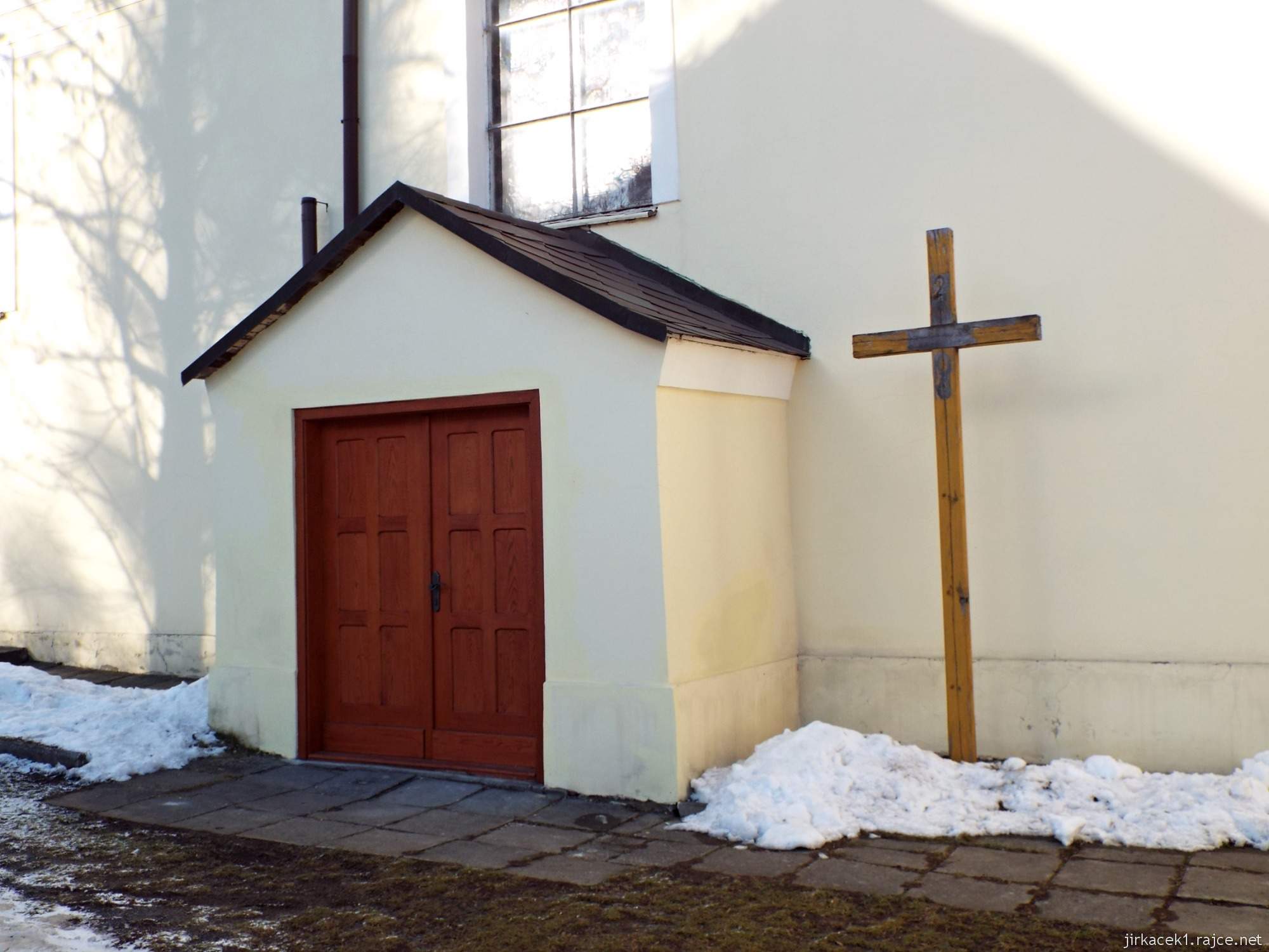 Kostel sv. Petra a Pavla Brodek u Konice 04 - misijní kříž a boční vchod