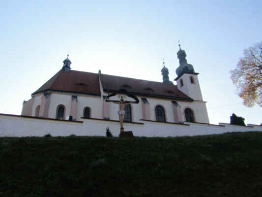 Kostel Nejsvětější Trojice a sv. Šimona a Judy - První zmínka o původně gotickém kostele je z roku 1328, tehdy byl vysvěcem pražským biskupem Přibyslavem. Barokní přestavba pak proběhla v roce 1696. Z tohoto období pochází i dvě věže na západním průčelí objektu. Od roku 2000, kdy započala jeho oprava, byla rekonstruována střecha a obnovena vápenná omítka.