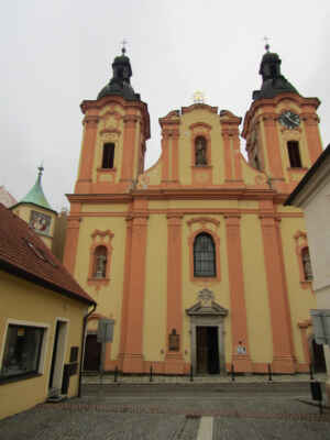 Kostel postavený v r. 1734 podle plánů Kiliána Ignáce Dientzenhofera. Podle legendy stával na jeho místě rodný dům sv. Jana Nepomuckého.