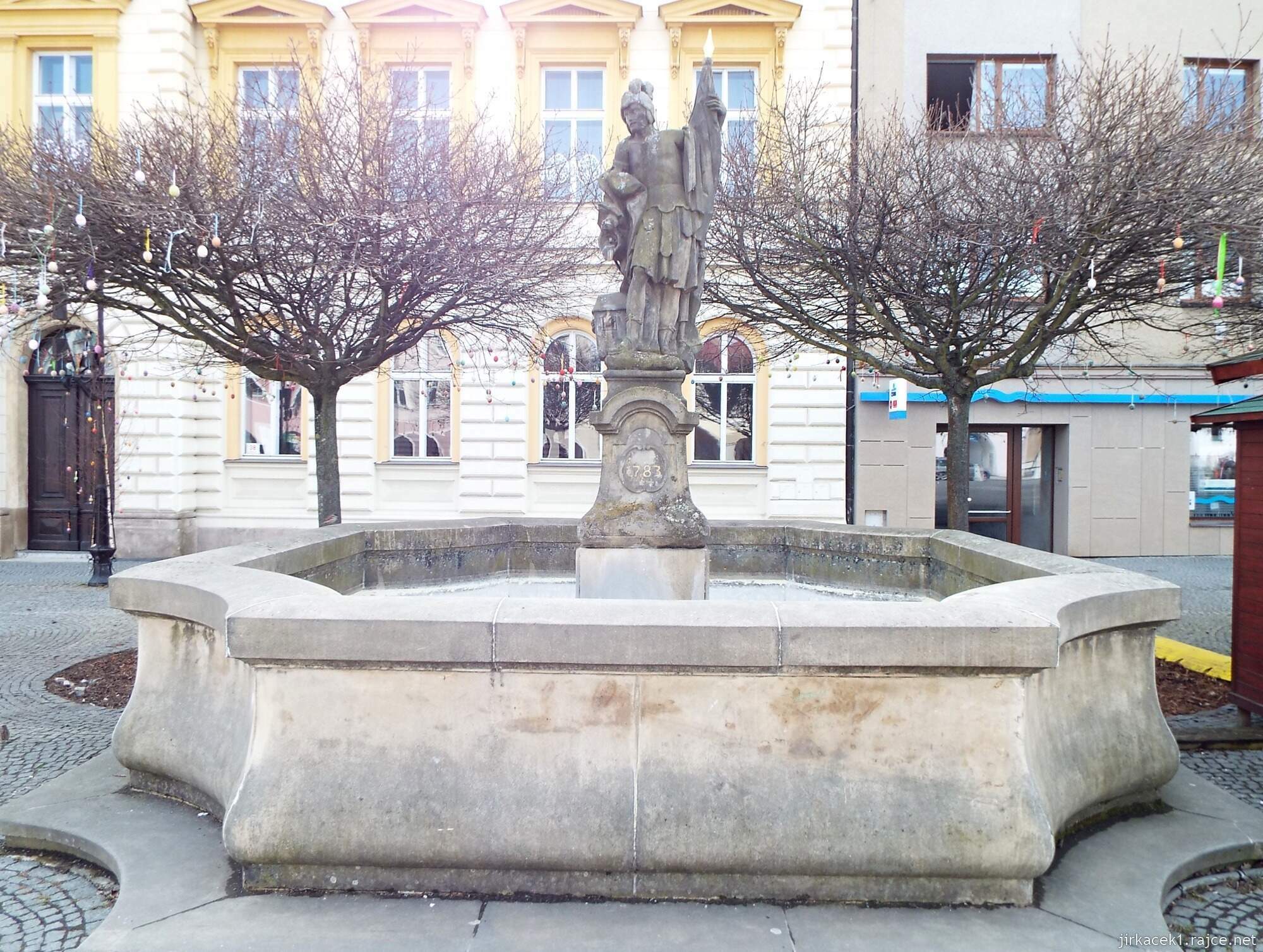 40 - Svitavy - náměstí Míru 10 - kašna se sochou sv. Floriána