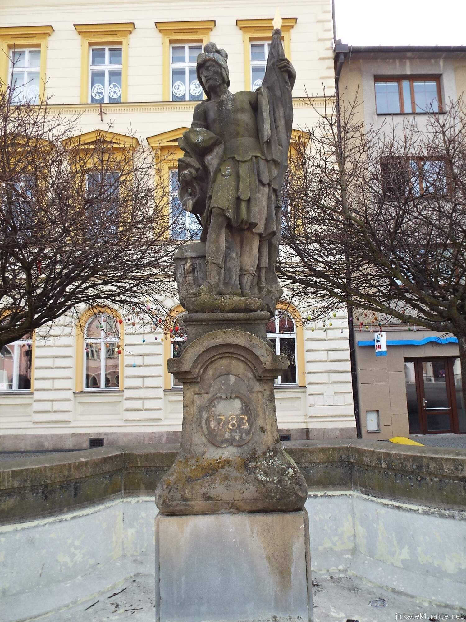 40 - Svitavy - náměstí Míru 11 - kašna se sochou sv. Floriána