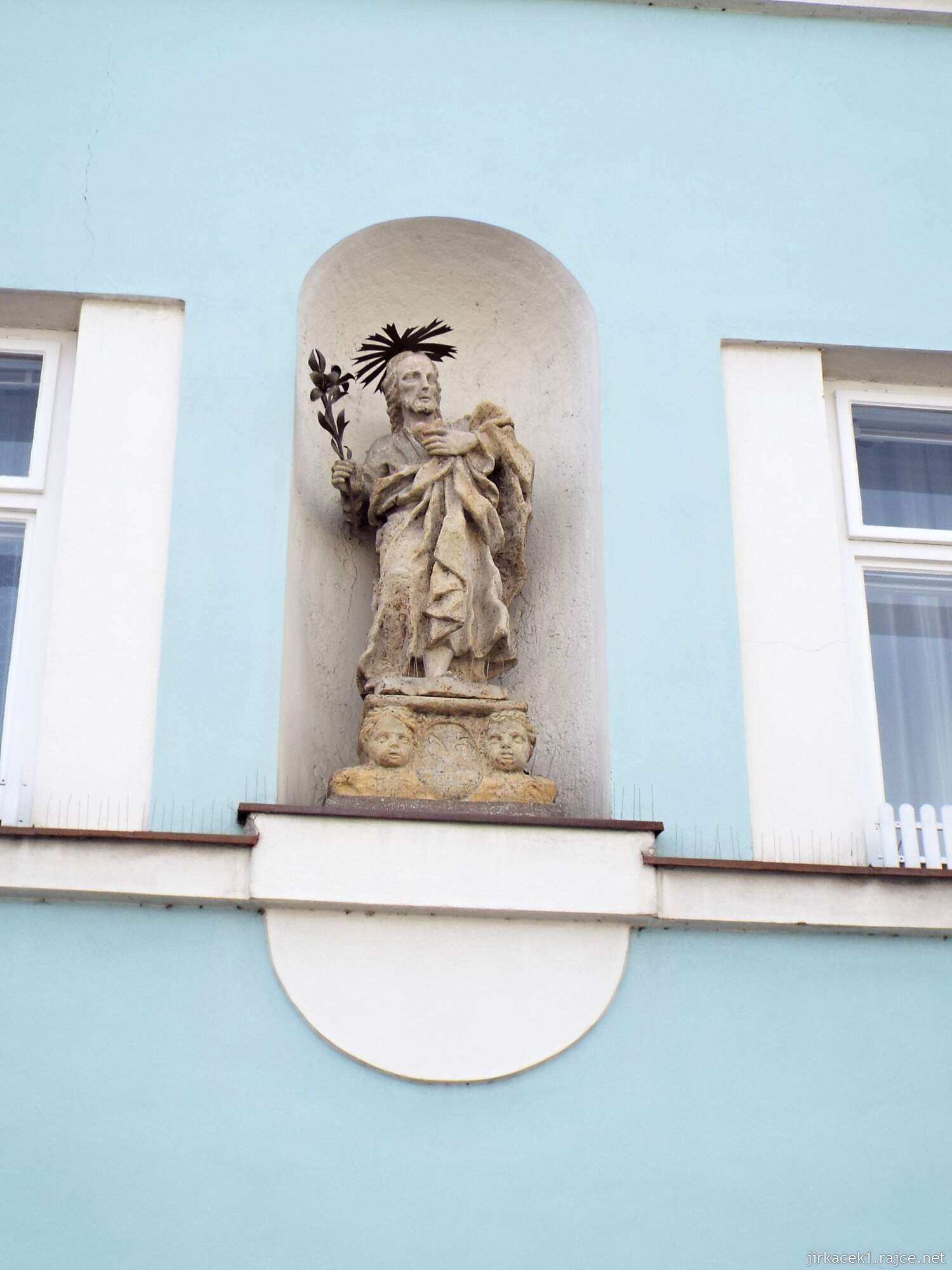 40 - Svitavy - náměstí Míru 38 - modrý dům č.19 - socha v nice