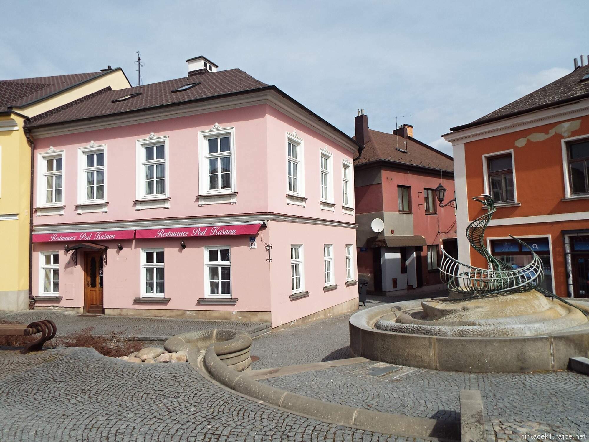 40 - Svitavy - náměstí Míru 46 - moderní kašna a dům č.16 s restaurací