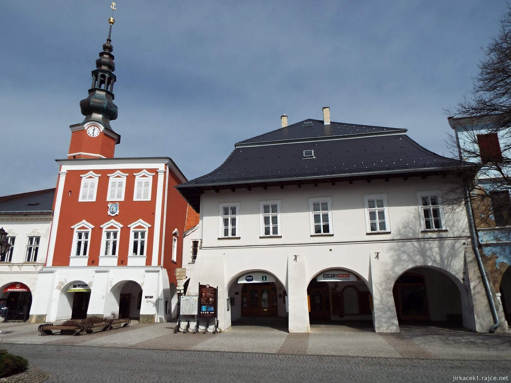 40 - Svitavy - náměstí Míru 64 - dům č.48 U mouřenína a vlevo Stará radnice