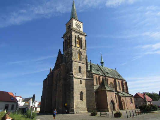kostel sv. Jiljí - Stavba ze 13. st. V roce 1350 ke gotickému presbytáři přistavěno bazilikální trojlodí s věží. Při dostavbě vybudována věž druhá. Starší věž poničena požárem, později zbourána.