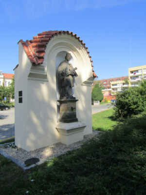ukrytá kaple sv. Jana Nepomuckého - Barokní socha sv. Jana Nepomuckého, kterou vytvořil Jan Brokoff, pochází z konce 17. století.