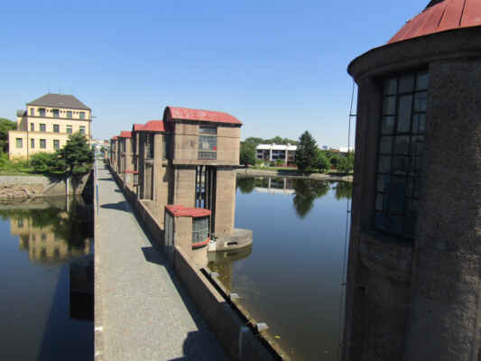 zdymadlo a elektrárna - Zdymadlo na řece Labi v Nymburce bylo postaveno v letech 1914 – 1924 podle návrhu architekta Františka Roitha.Výška jezu 3,5 m.