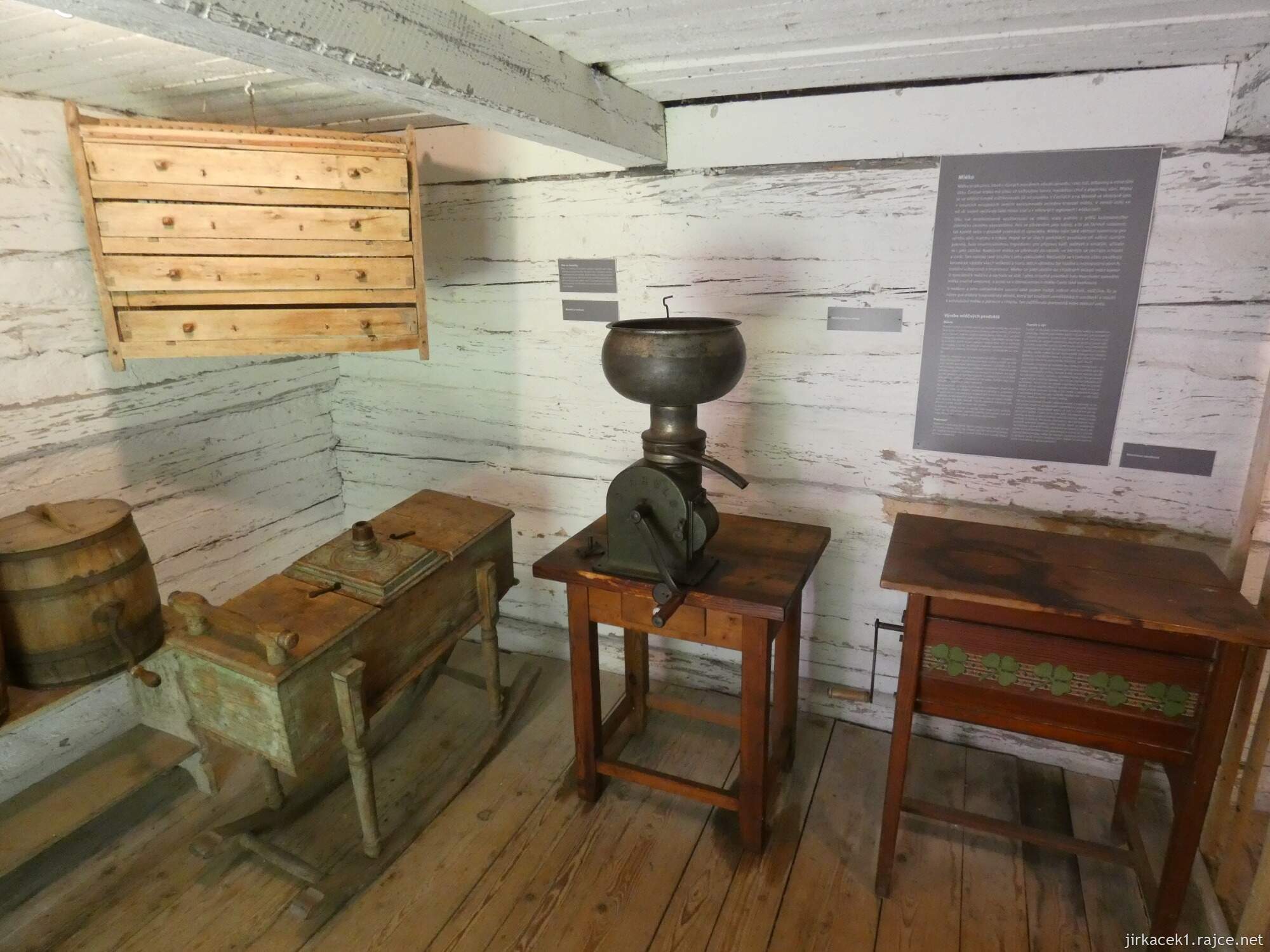 N - Kouřim - skanzen a muzeum lidových staveb 009 - vnitřní expozice sýpky z osady Hrádek u Zruče nad Sázavou