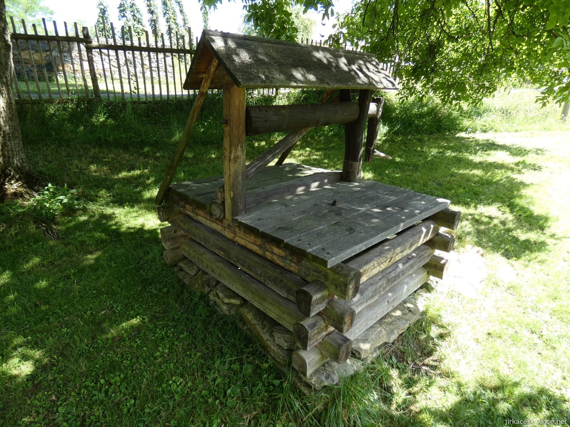 N - Kouřim - skanzen a muzeum lidových staveb 018 - studna u chalupy z Budče u Ledče nad Sázavou