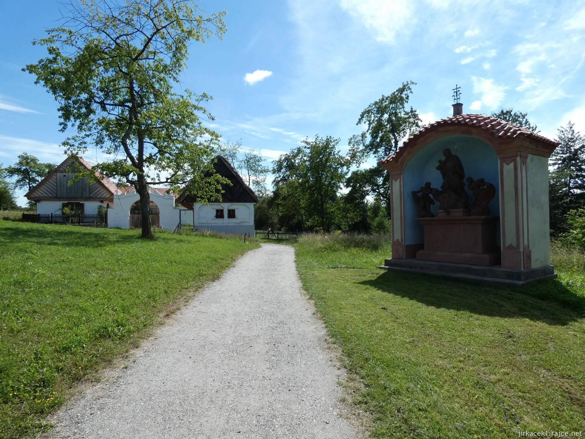 N - Kouřim - skanzen a muzeum lidových staveb 060 - výklenková kaplička se sousoším sv. Jana Nepomuckého