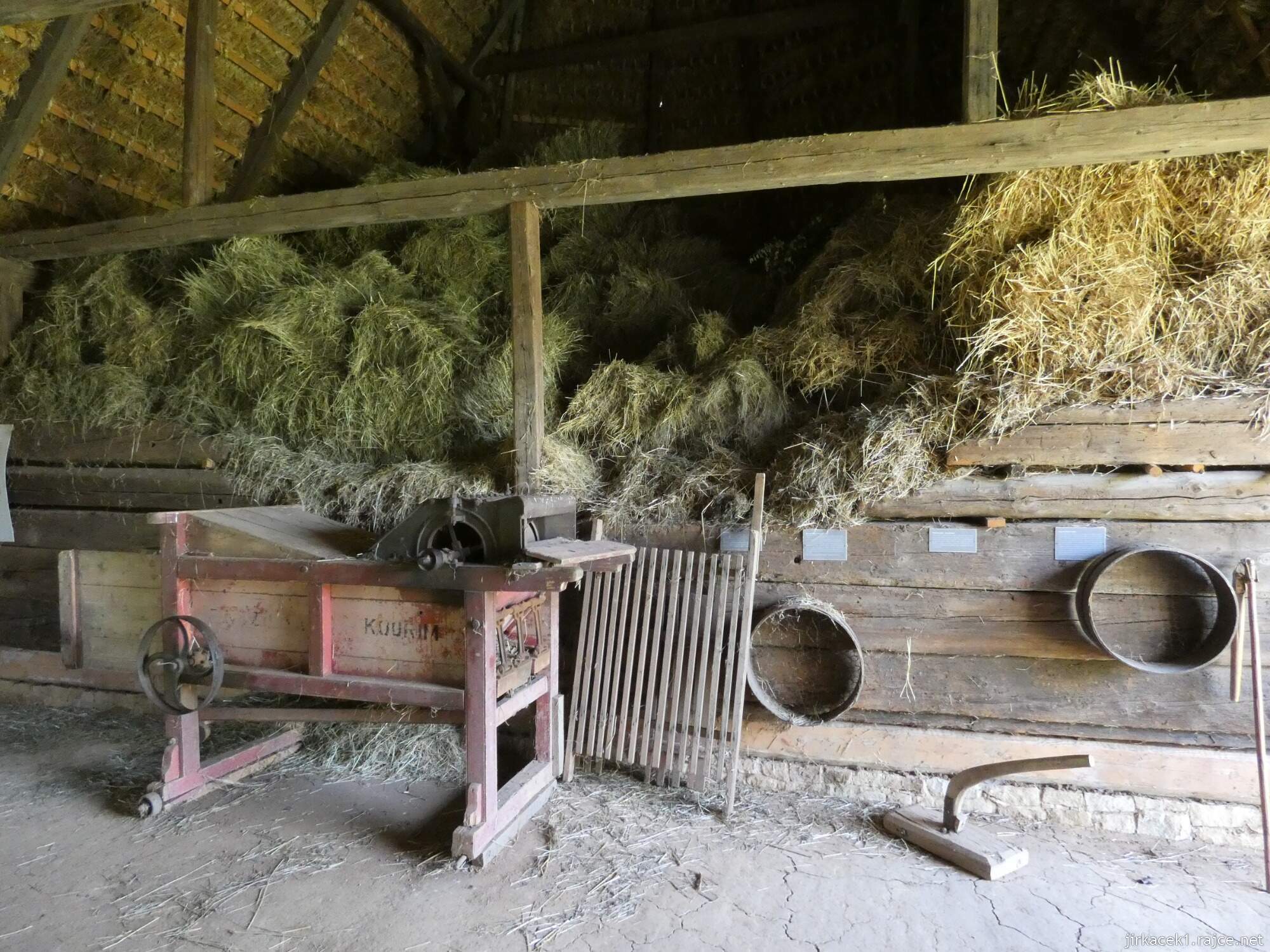 N - Kouřim - skanzen a muzeum lidových staveb 105 - stodola ze Želejova