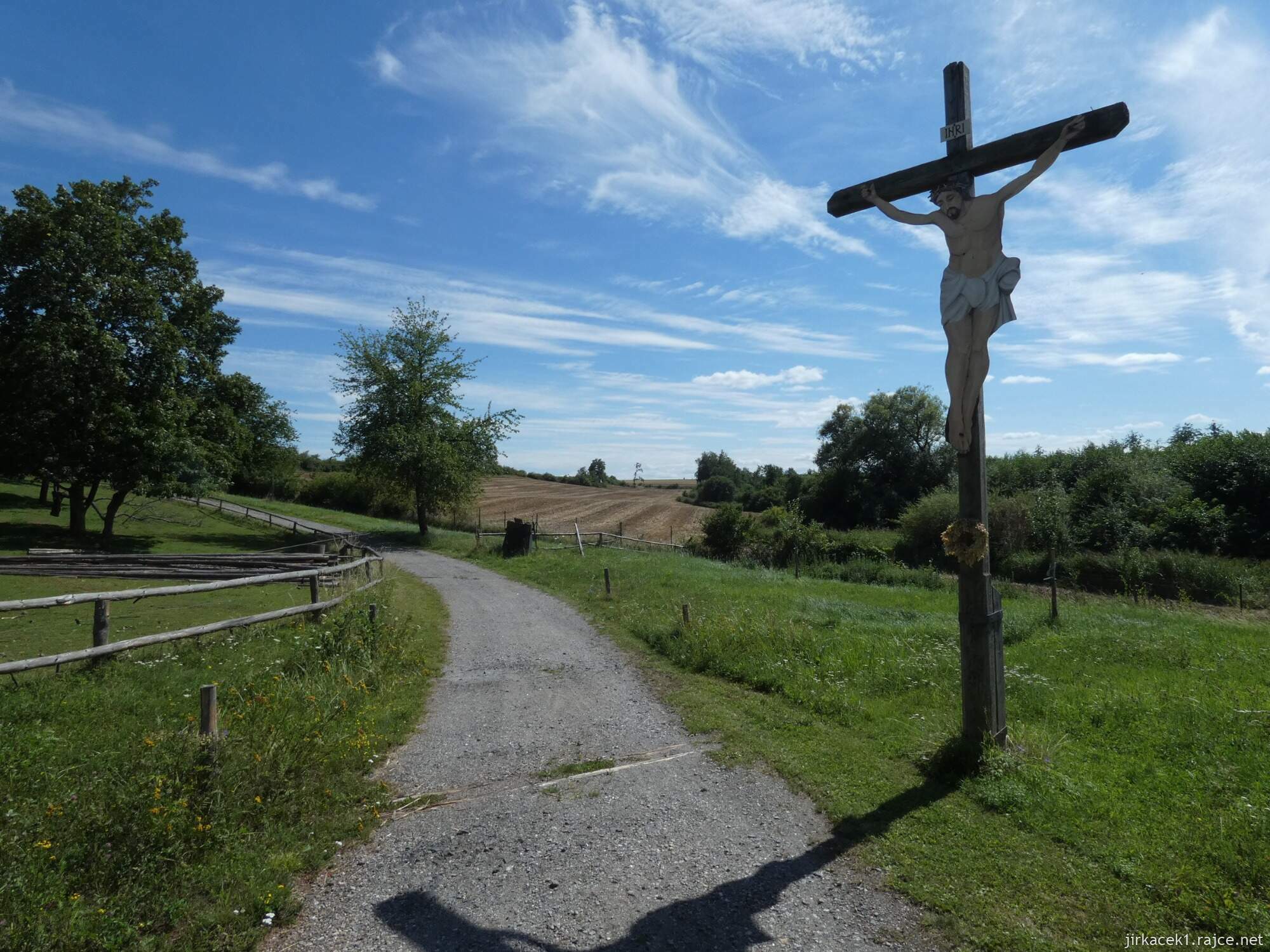 N - Kouřim - skanzen a muzeum lidových staveb 116 - kříž s na plechu s malovaným vyobrazením ukřižovaného Krista