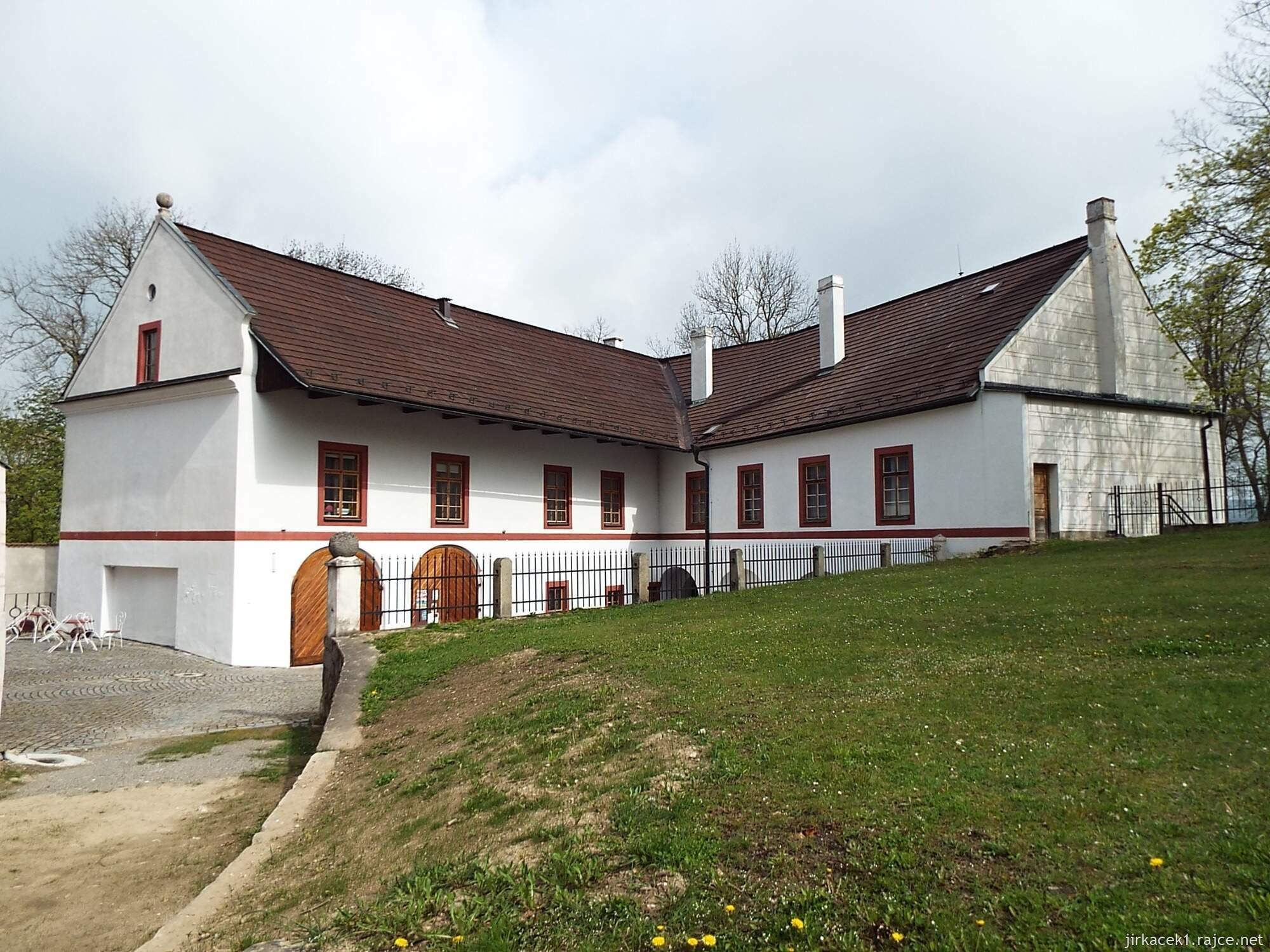 P - zámek Žirovnice 09 - přední část hradu z vnitřní strany