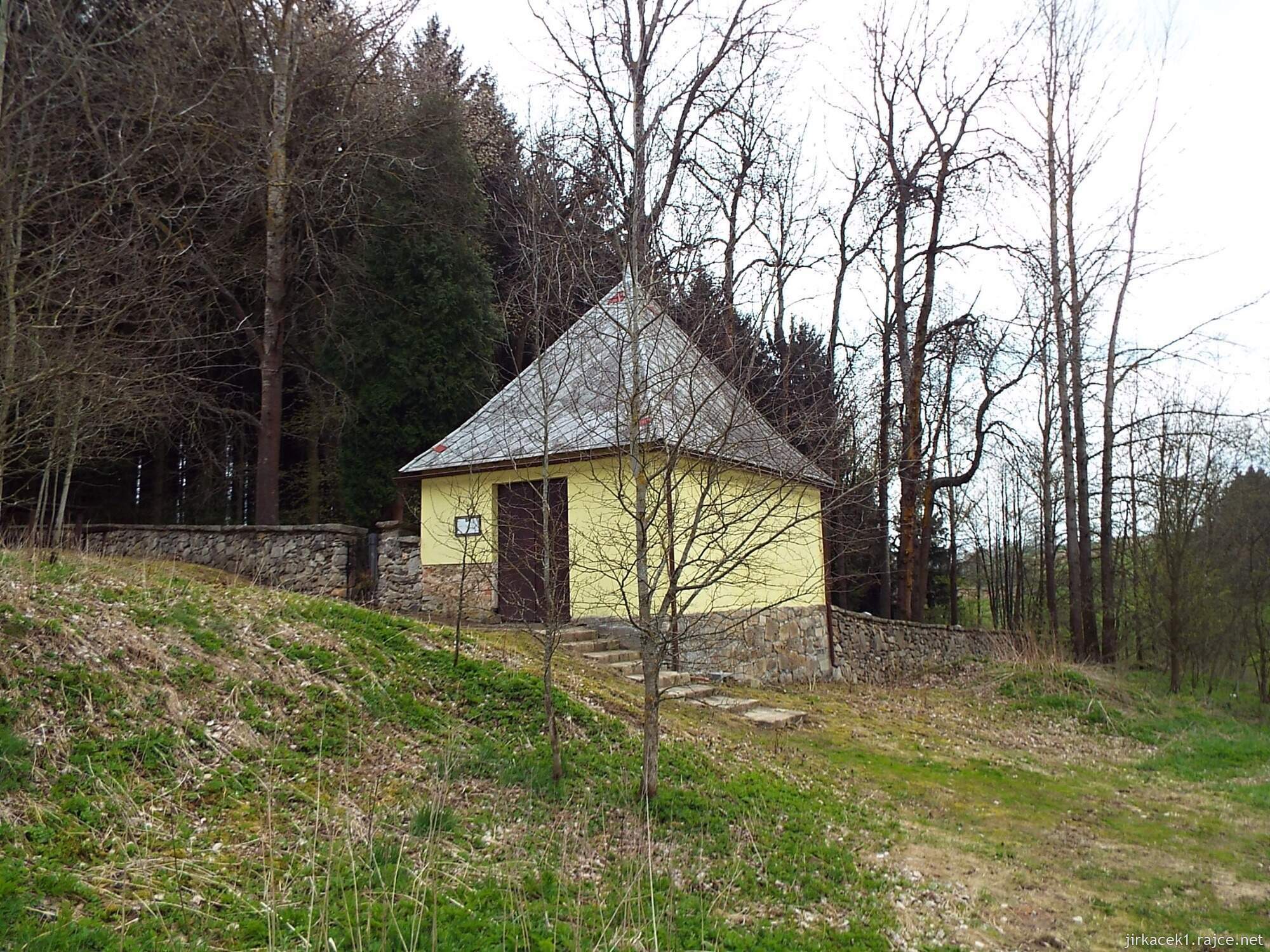 L - Horní Cerekev - židovský hřbitov 01 - márnice a zdi