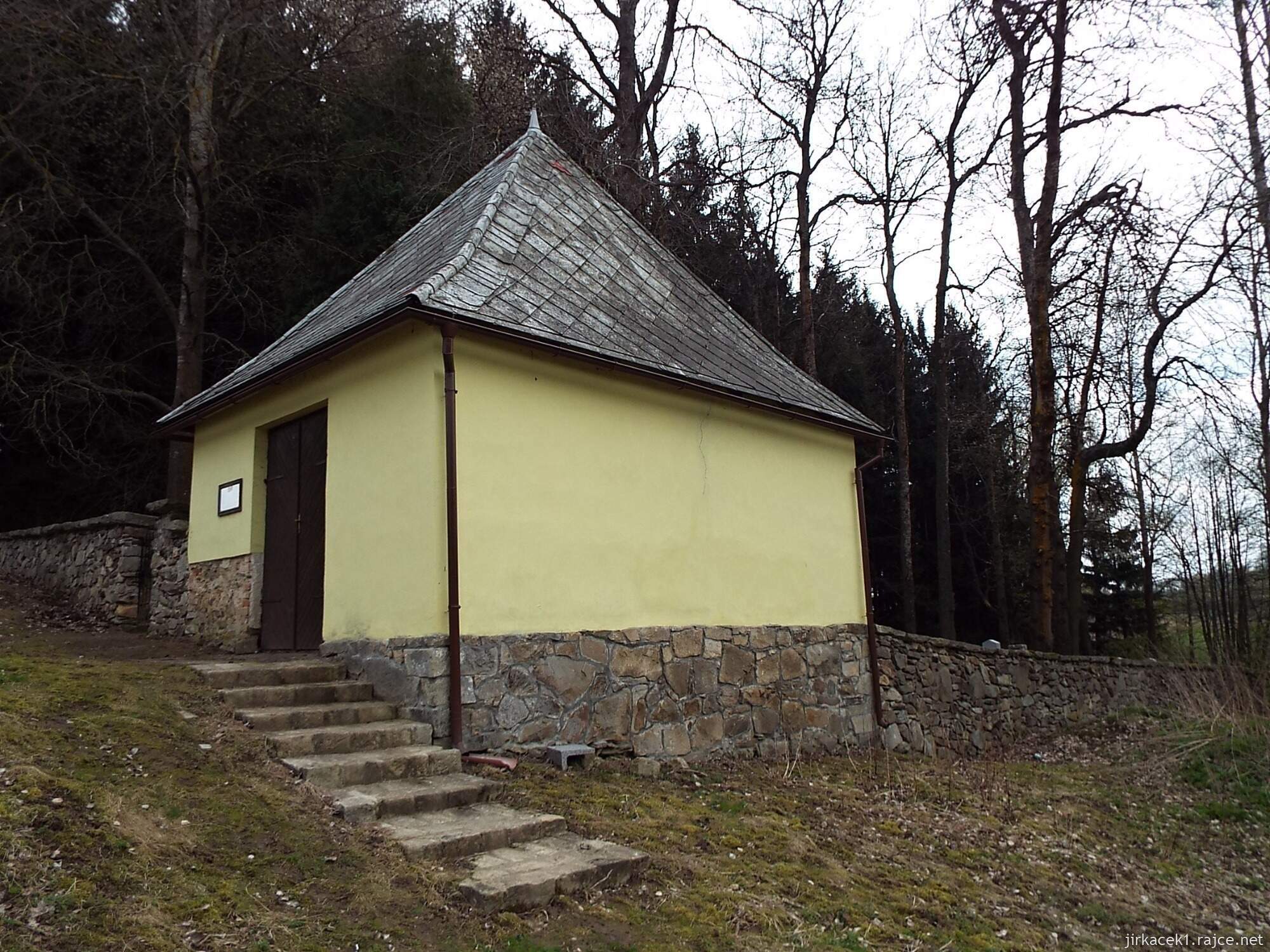 L - Horní Cerekev - židovský hřbitov 02 - márnice a zdi