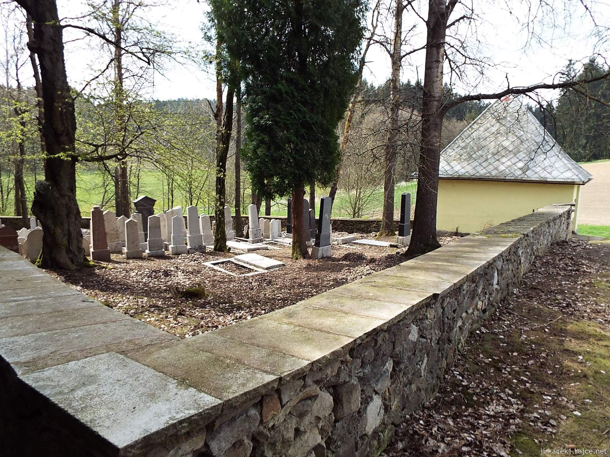 L - Horní Cerekev - židovský hřbitov 03 - márnice a zdi
