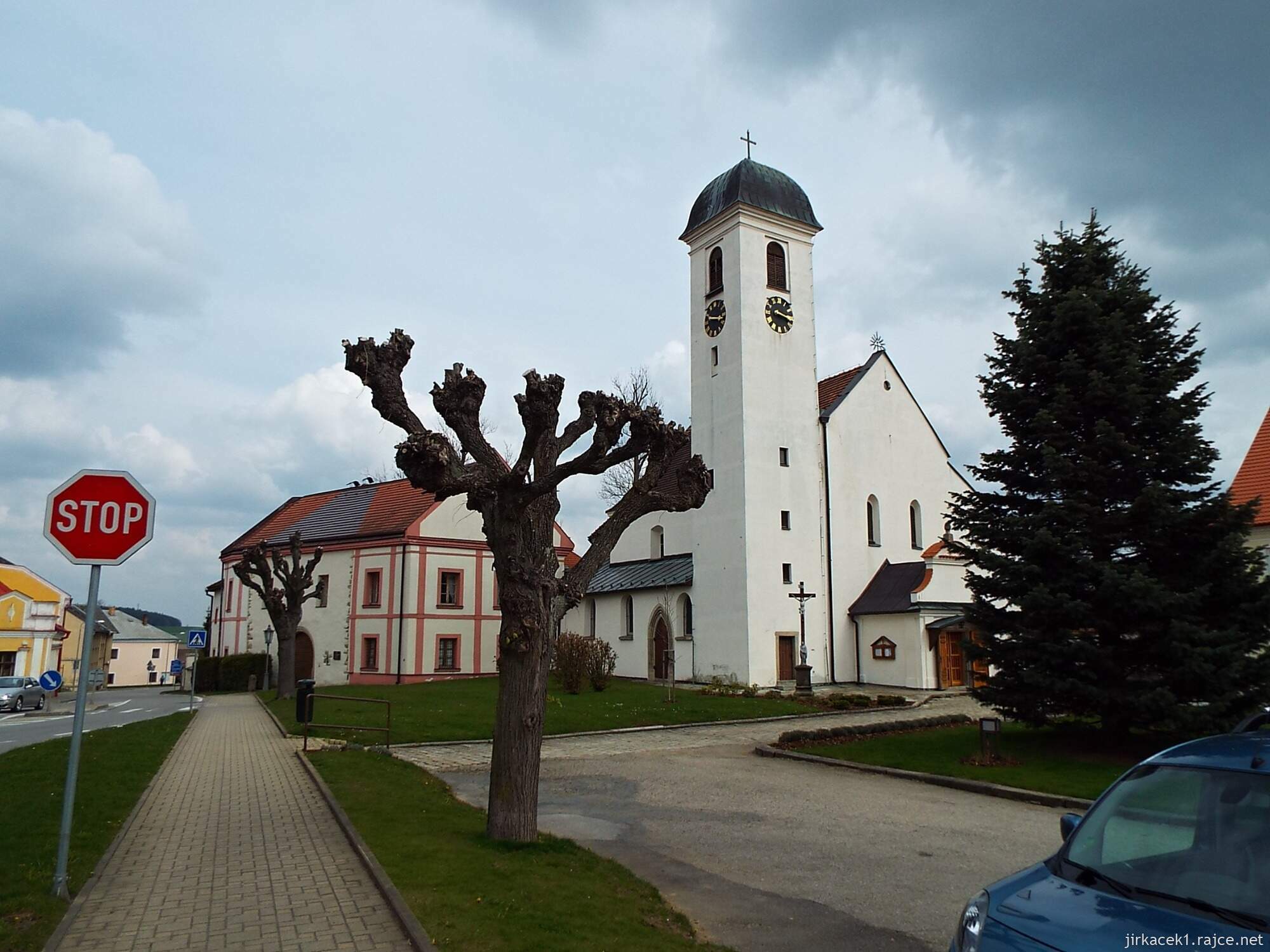 N - Horní Cerekev - Kostel Zvěstování Páně 04 - vlevo část zámku, vpravo kostel