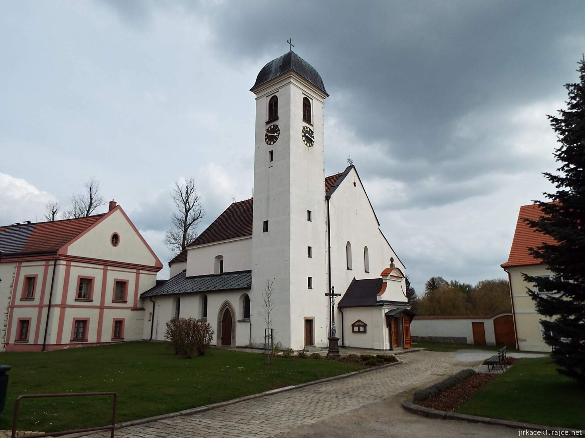 N - Horní Cerekev - Kostel Zvěstování Páně 05 - vlevo část zámku, vpravo kostel