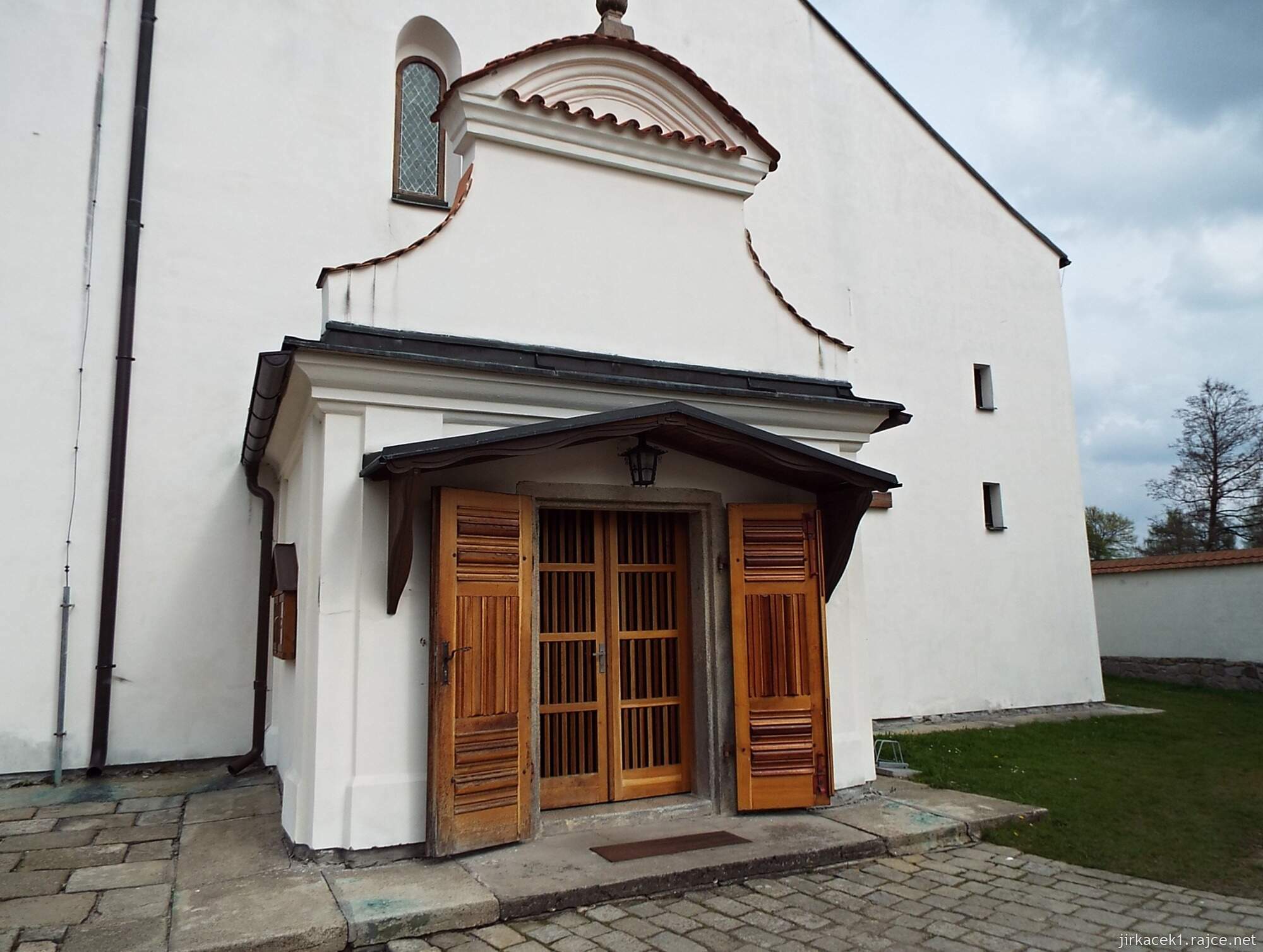 N - Horní Cerekev - Kostel Zvěstování Páně 06 - vchod do kostela