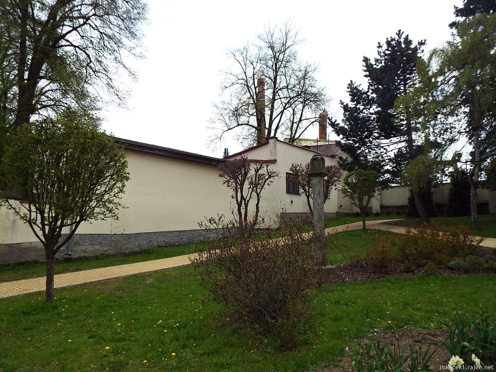 J - Pelhřimov - Děkanská zahrada 02 - Kamenná sloupková boží muka z roku 1661