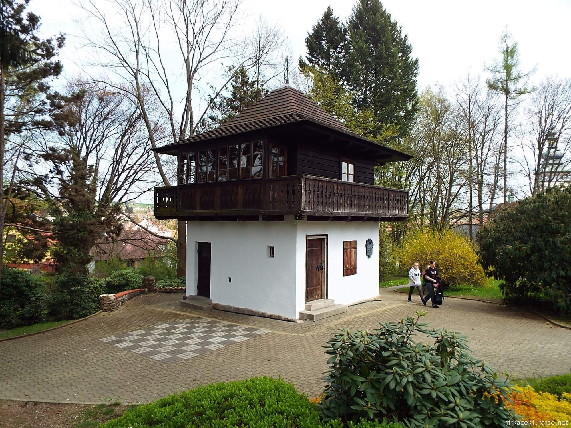 J - Pelhřimov - Děkanská zahrada 06 - altánek na roubeném domku