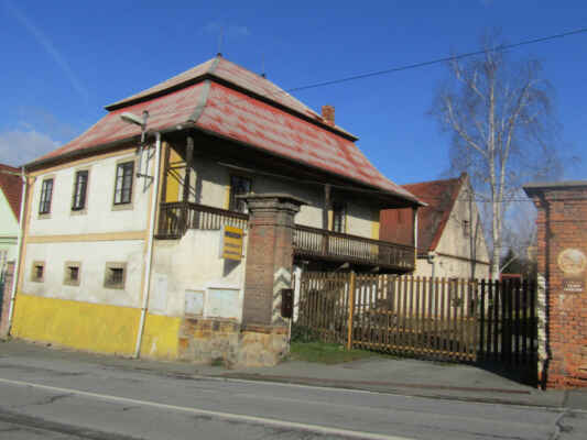 Svobodnický dvůr na Rolnickém náměstí č.p.1 v Lobzích je příkladem takové stavby a je nejhodnotnějším celkem v zóně lidové architektury tzv. "starých Lobez". - Majitel usedlosti byl již od 80.let min.století velkým příznivcem motorismu, především jeho historie, v průběhu třiceti let shromáždil za podpory manželky a přátel takřka kompletní kolekci značek a typů vozidel vyráběnou bývalým koncernem IFA v NDR a dalšího příslušenství. Je zde muzeum aut značky Trabant.