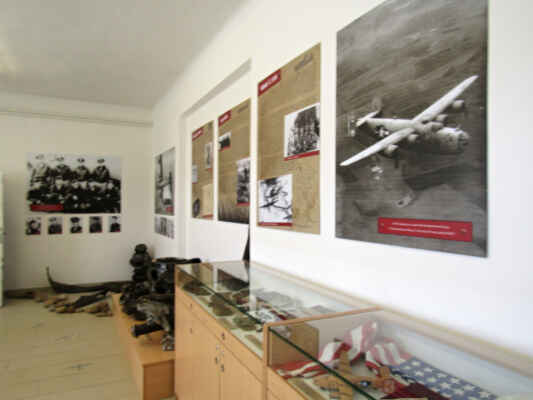 Městské muzeum a galerie Nepomuk se jako jedno z mála muzeí v České republice může pochlubit stálou expozicí věnovanou vzdušným bojům, které se odehrávaly za 2. světové války nad Protektorátem Čechy a Morava. Expozice popisuje ztrátu amerického bombardéru B-24 Liberator z formace 98th Bomb Group americké 15th Army Air Force. Stroj pilotovaný Lt. G. Goddardem a Lt. H. Kandarianem byl sestřelen poblíž Nepomuka dne 22. února 1944. Zřítil se na Dubči a v jeho troskách zemřelo 10 členů posádky. Přežil pouze střelec Sgt. R. A. Noury. Na počátku 90. let 20. století byly trosky letounu vykopány J. Kolouchem z Prádla a staly se součástí zmíněné expozice.