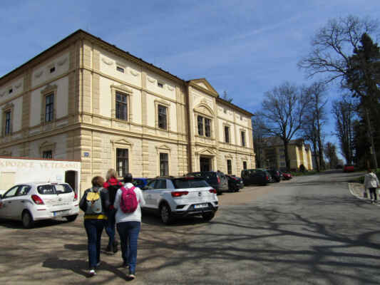 budova Zelenohorská pošta - Budovu nechal jako své sídlo postavit tehdejší hejtman v roce 1672. Doplňuje ji ještě hospodářský dvůr a další stavby. Téměř 150 let fungovala jako pošta. Zaujme bohatou štukovou výzdobou průčelí z konce 19. století. V interiérech se dochovaly barokní křížové klenby, prkenné a cihelné podlahy či dvojkřídlé kazetové dveře. Zámeček je postupně opravován a momentálně zde sídlí expozice veteránů.
