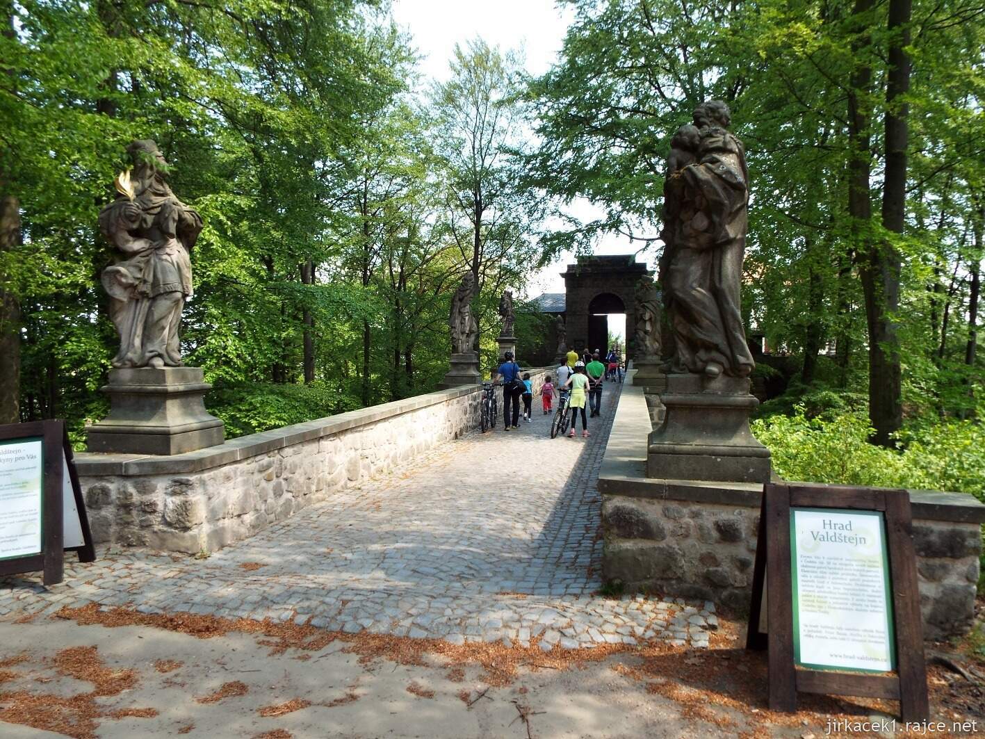 11 - Hruboskalsko 03 - hrad Valdštejn - vstupní most se sochami svatých