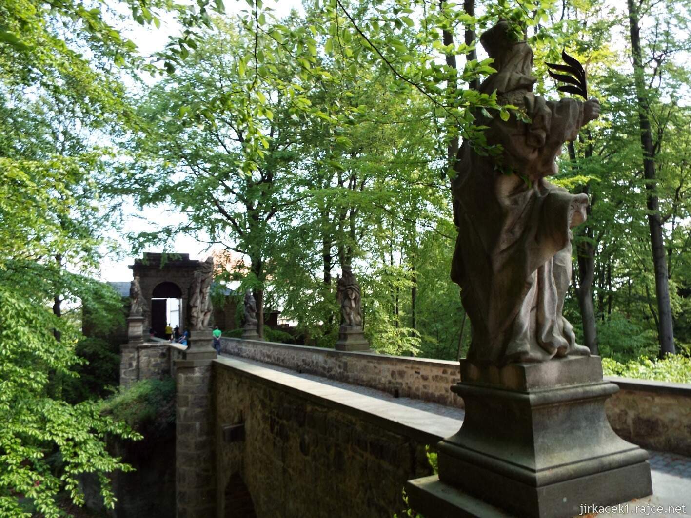 11 - Hruboskalsko 04 - hrad Valdštejn - vstupní most se sochami svatých