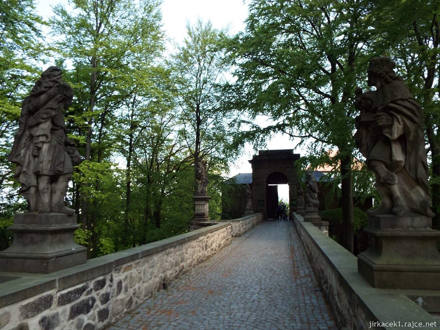 11 - Hruboskalsko 05 - hrad Valdštejn - vstupní most se sochami svatých