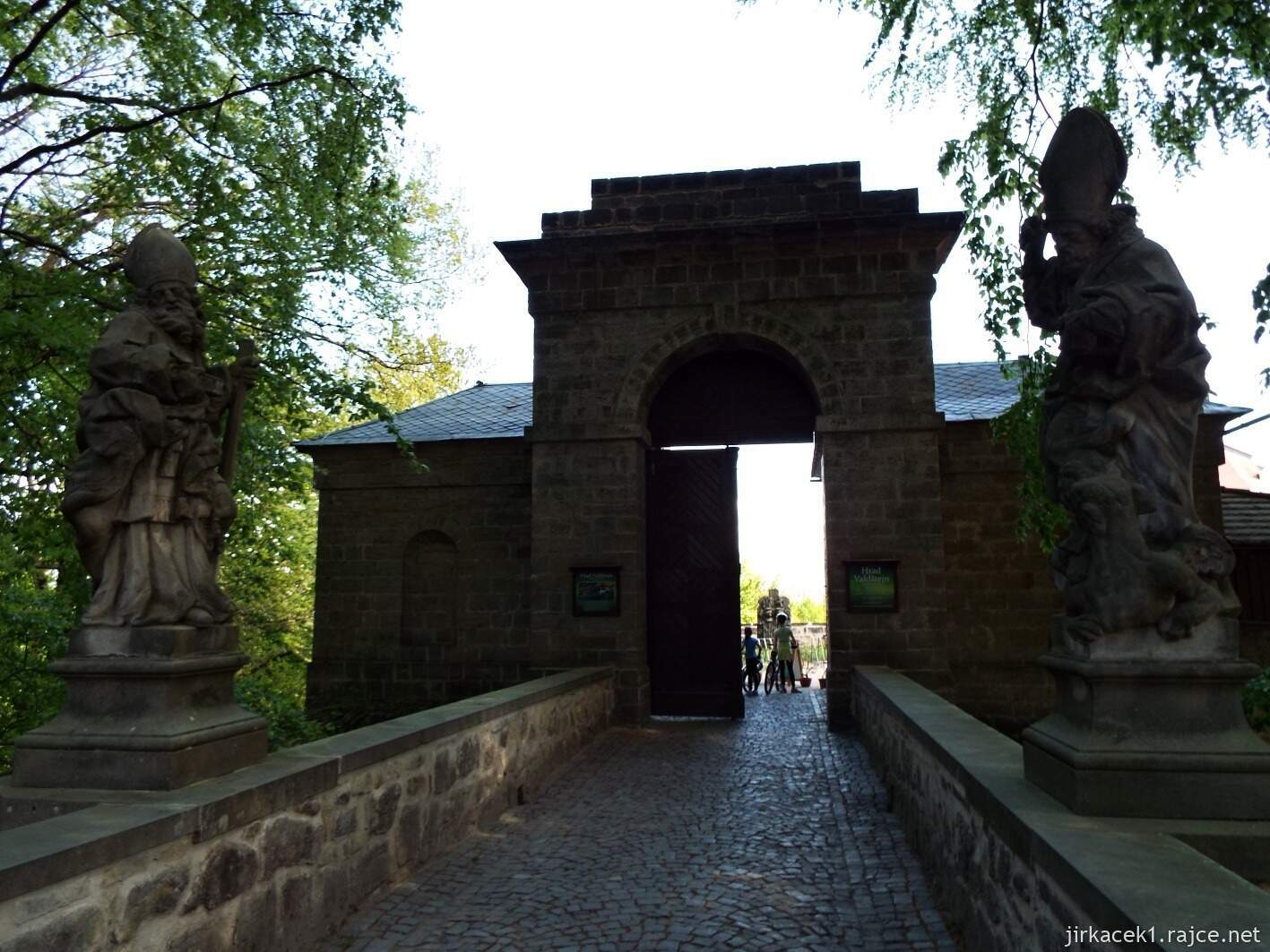 11 - Hruboskalsko 07 - hrad Valdštejn - vstupní most se sochami svatých