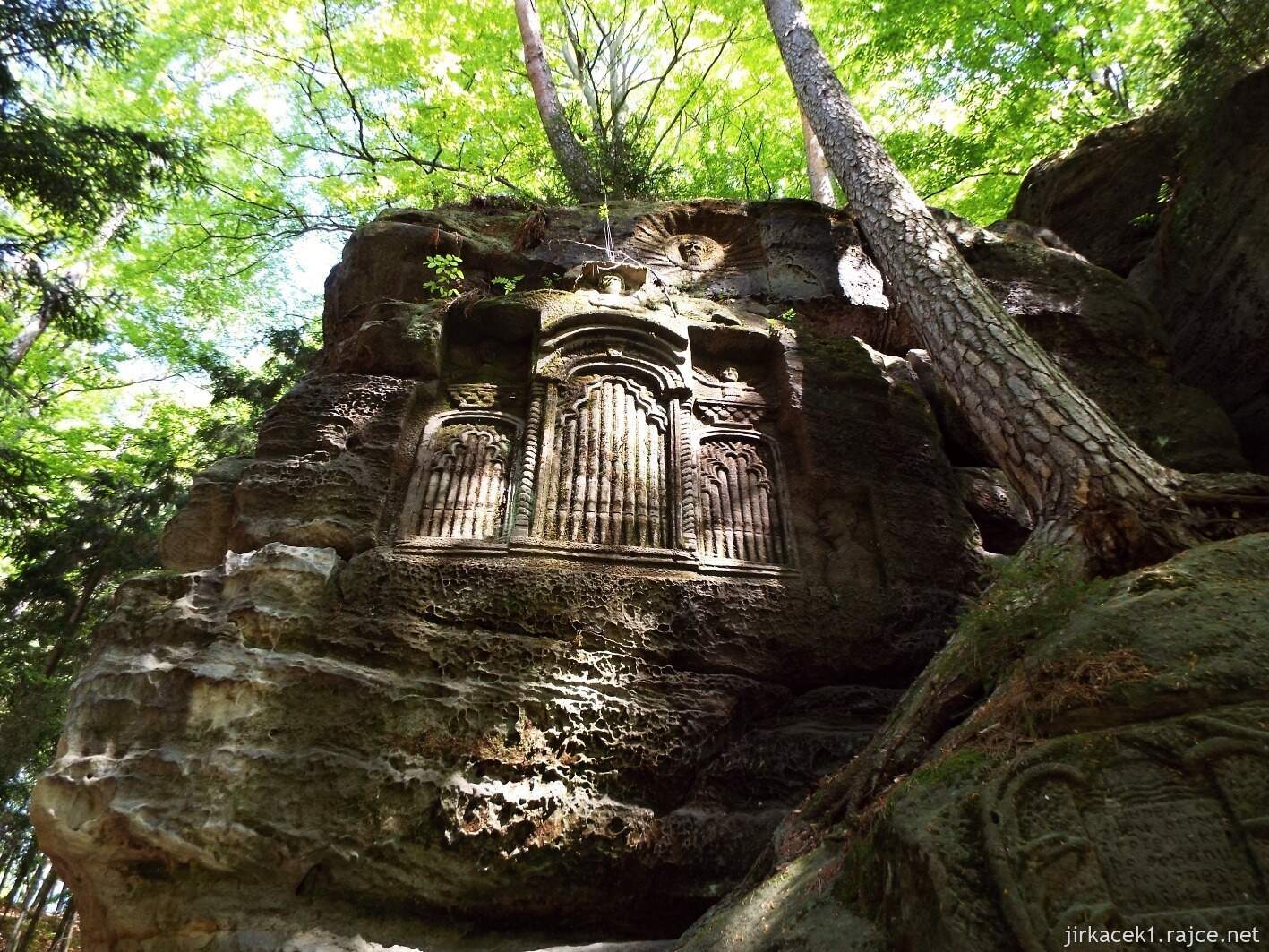 15 - Hruboskalsko 29 - Kopicův statek - skalní reliéfy