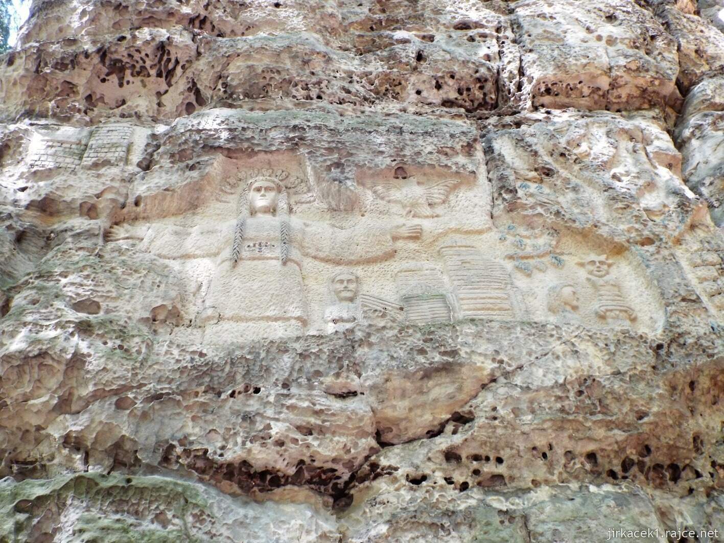 15 - Hruboskalsko 34 - Kopicův statek - skalní reliéfy