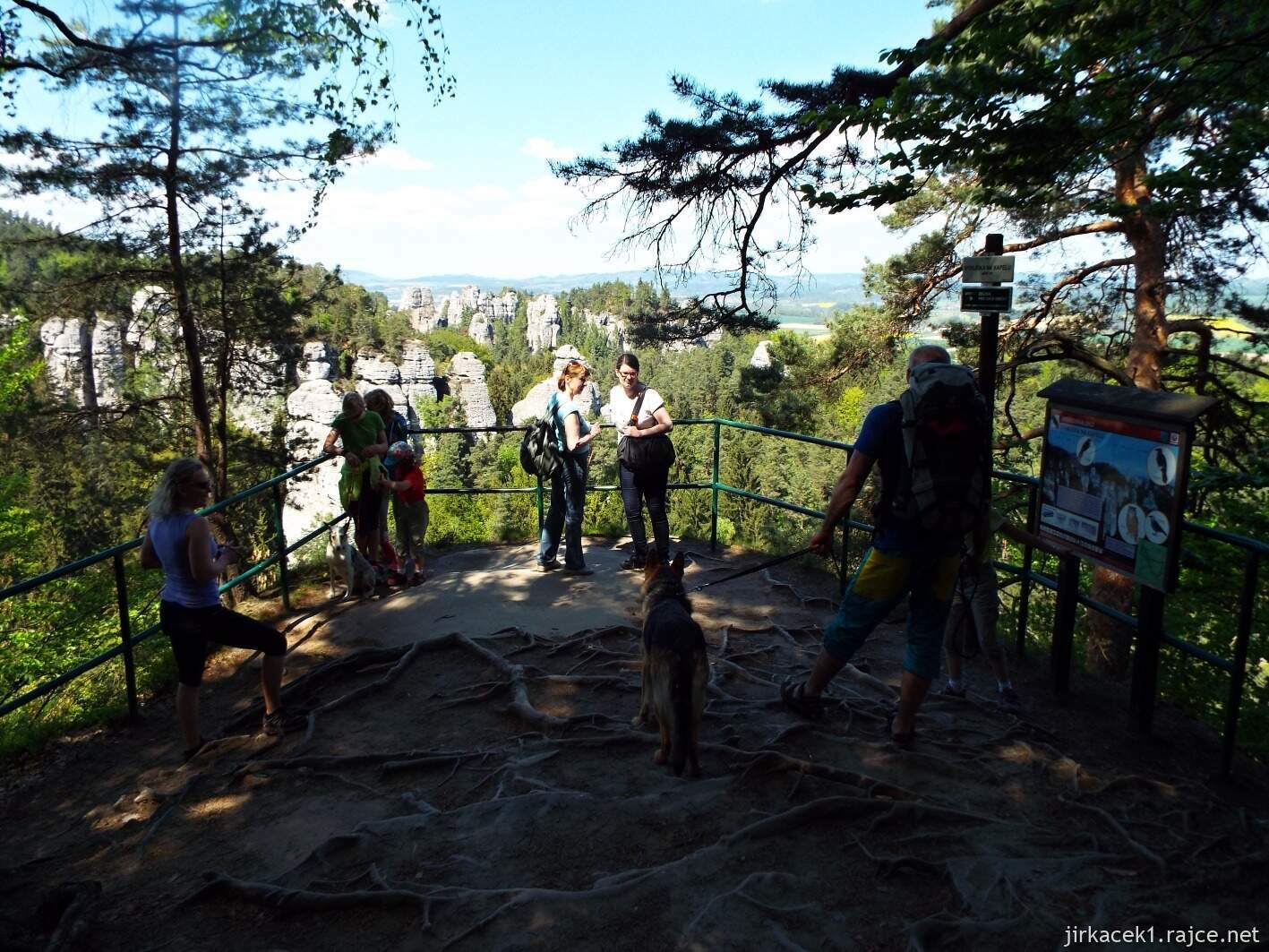 17 - Hruboskalsko 24 - skalní město - vyhlídka Na kapelu