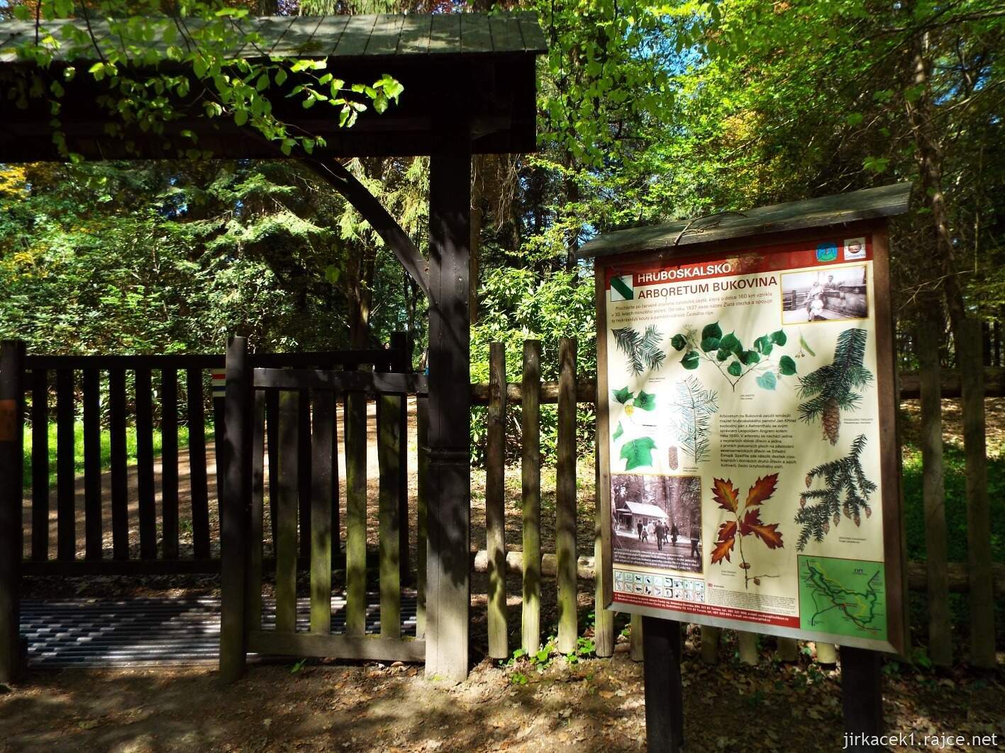19 - Hruboskalsko 26 - Arboretum Bukovina - východ a informační tabule