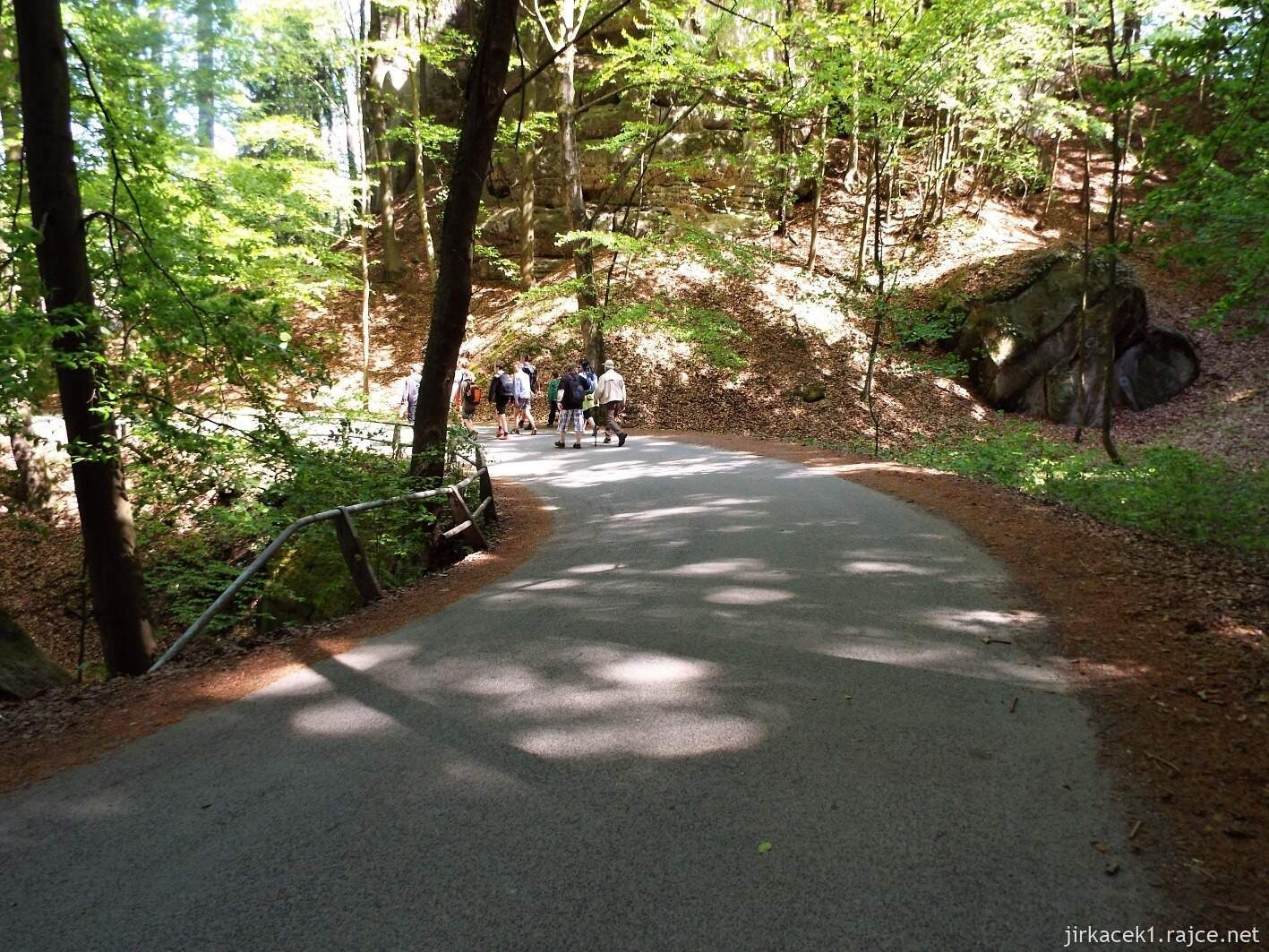 20 - Hruboskalsko 05 - cesta z arboreta na zámek Hrubá skála