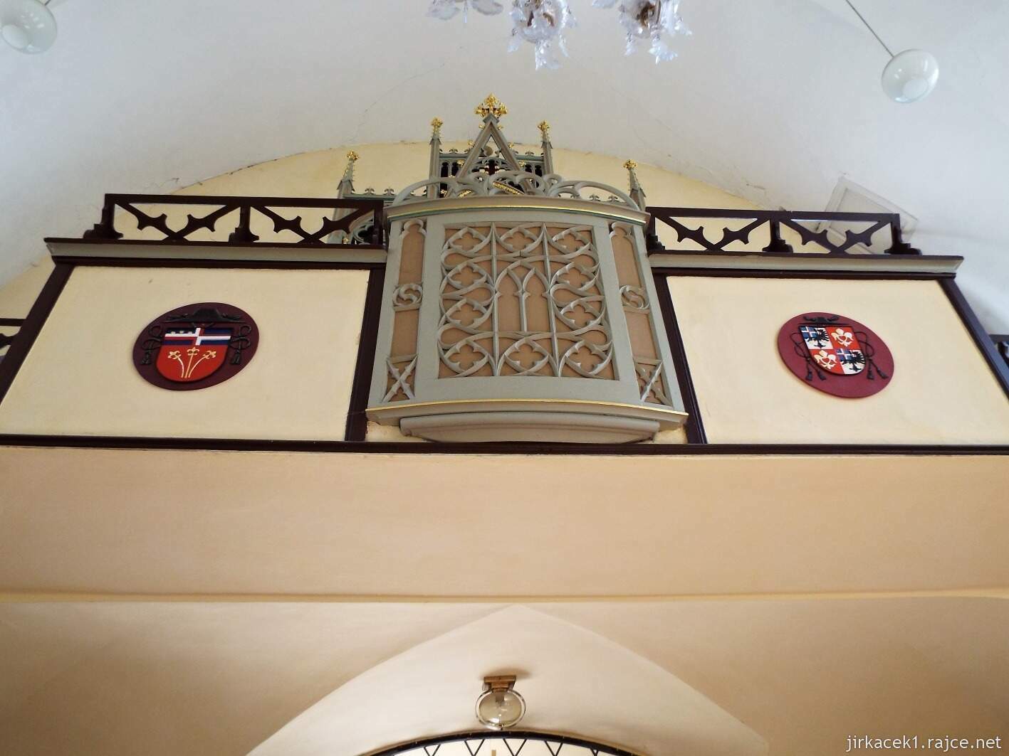 21 - Hruboskalsko 10 - kostel sv. Josefa - interiér