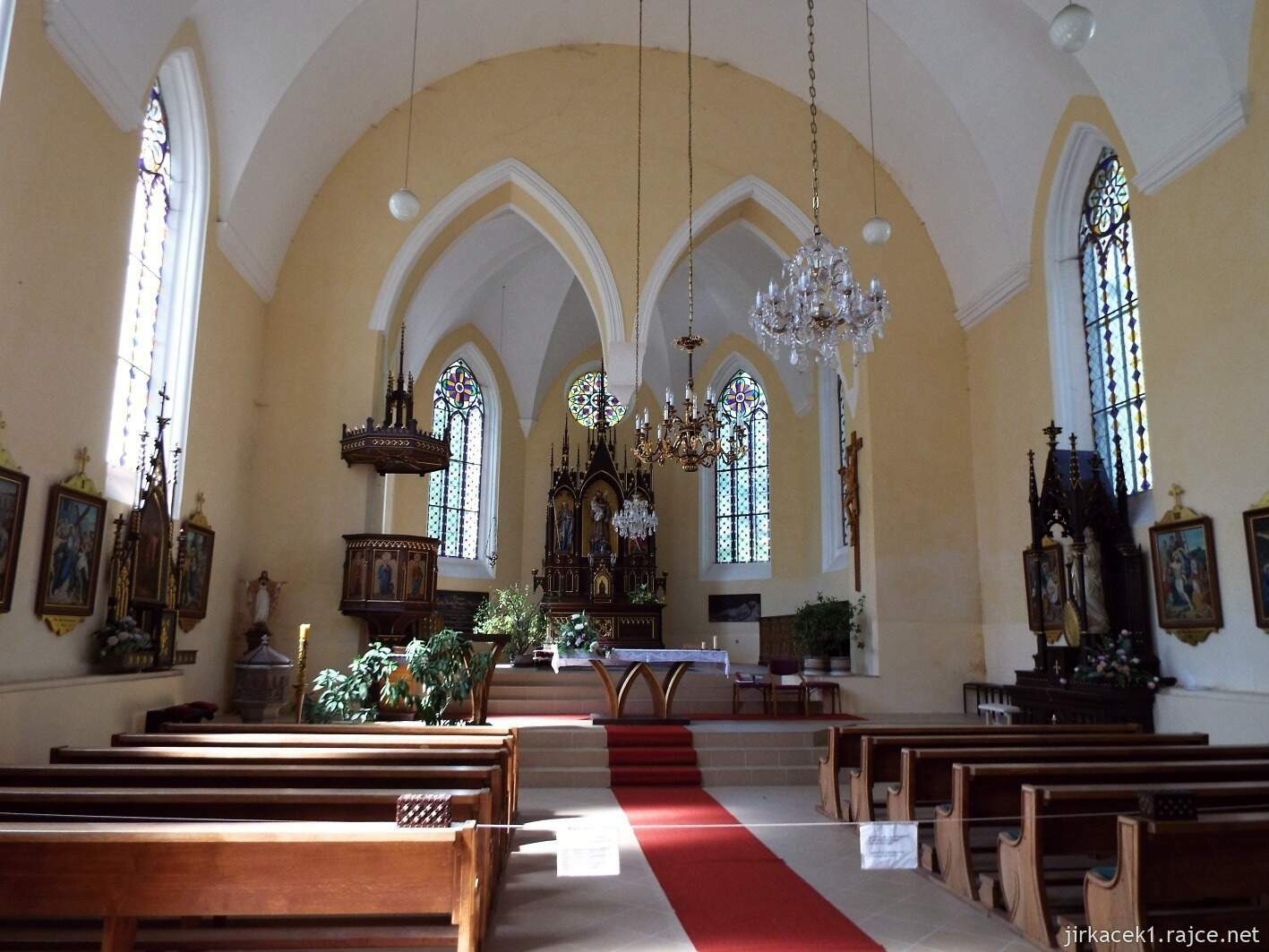 21 - Hruboskalsko 11 - kostel sv. Josefa - interiér