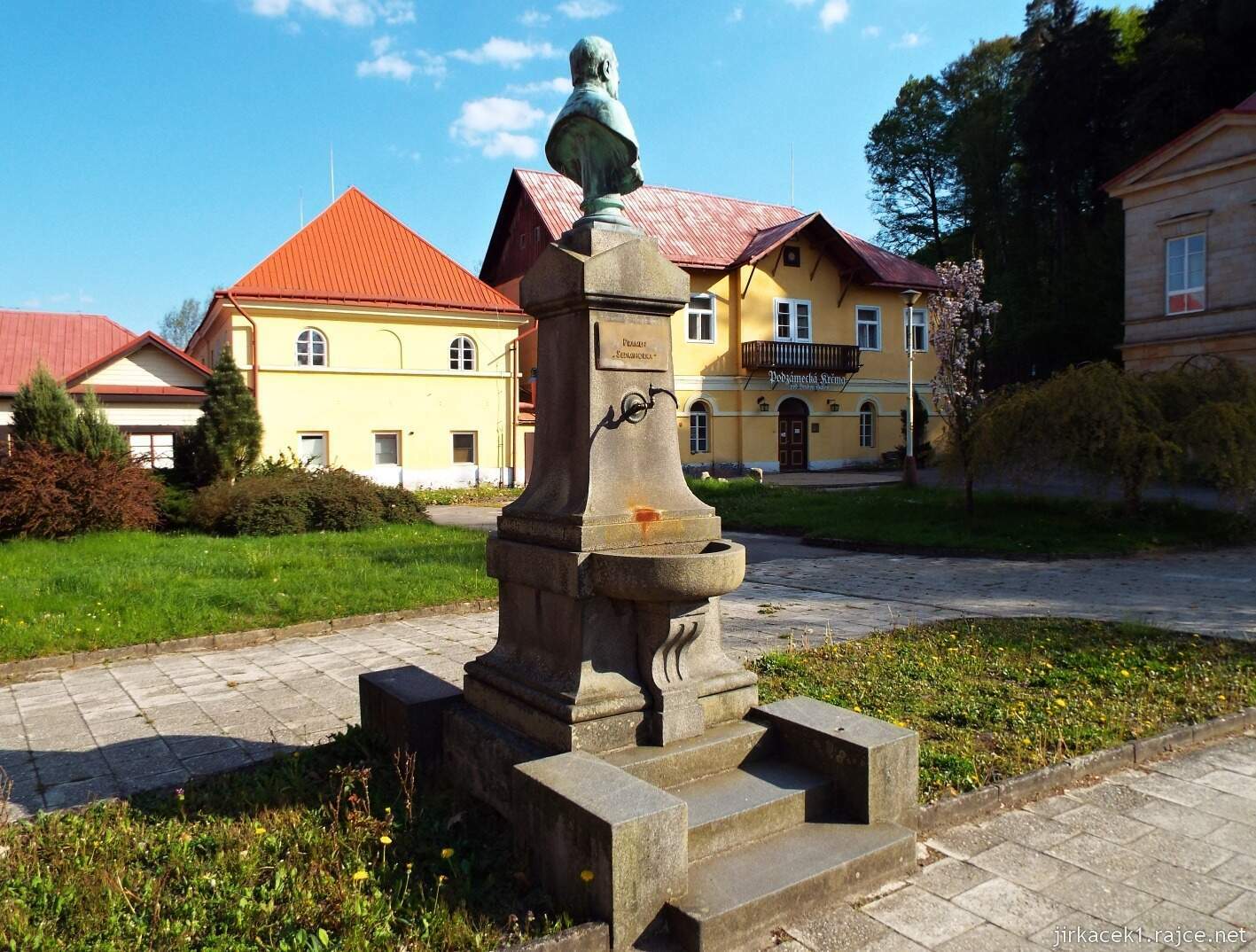 34 - lázně Sedmihorky 10 - pomník zakladatele lázní Mudr. Šlechty