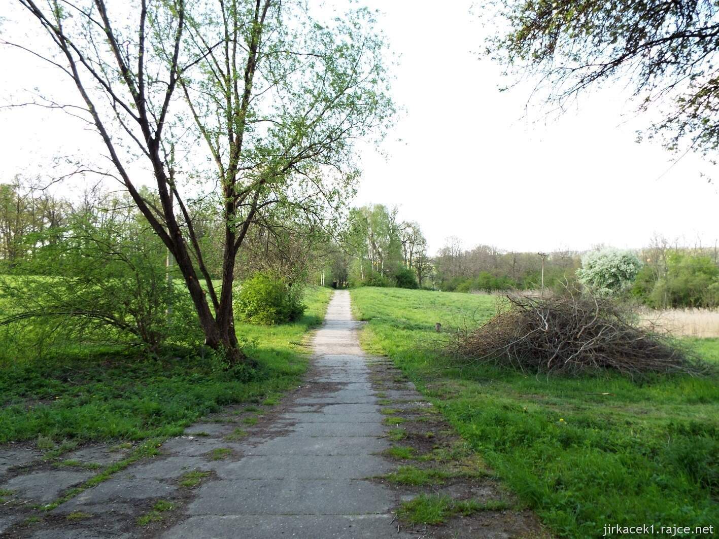 35 - Hruboskalsko 03 - cesta z lázní do Karlovic
