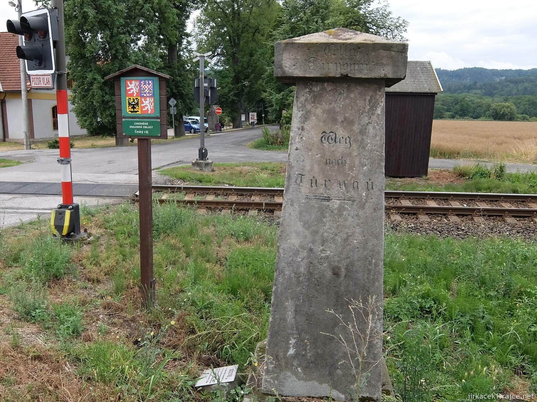 Karlovice - Sedmihorky - kamenný rozcestník u přejezdu 1