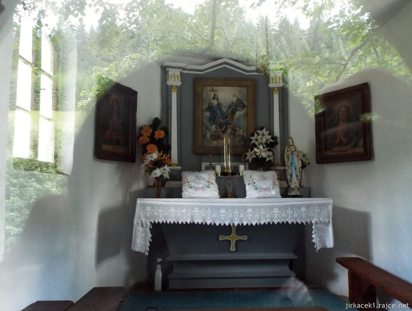 018 - Velké Karlovice - Kaple svaté Trojice v Jezerném 11