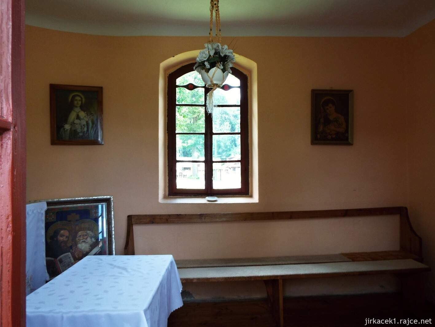 023 - Velké Karlovice - Kaple Cyrila a Metoděje na rozcestí Podťaté 06 - interiér