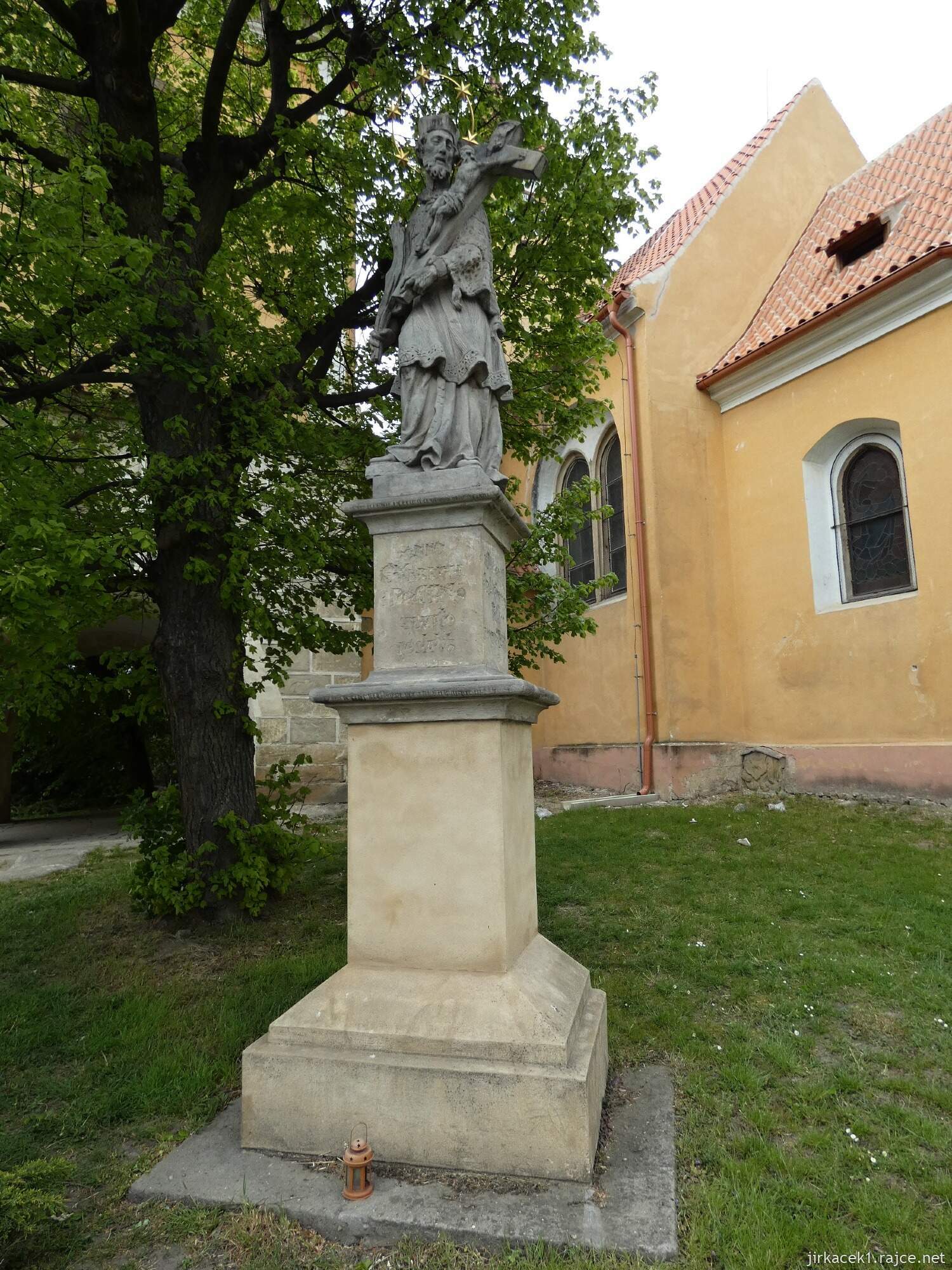 C - Nehvizdy - kostel sv. Václava 004 - Socha sv. Jana Nepomuckého