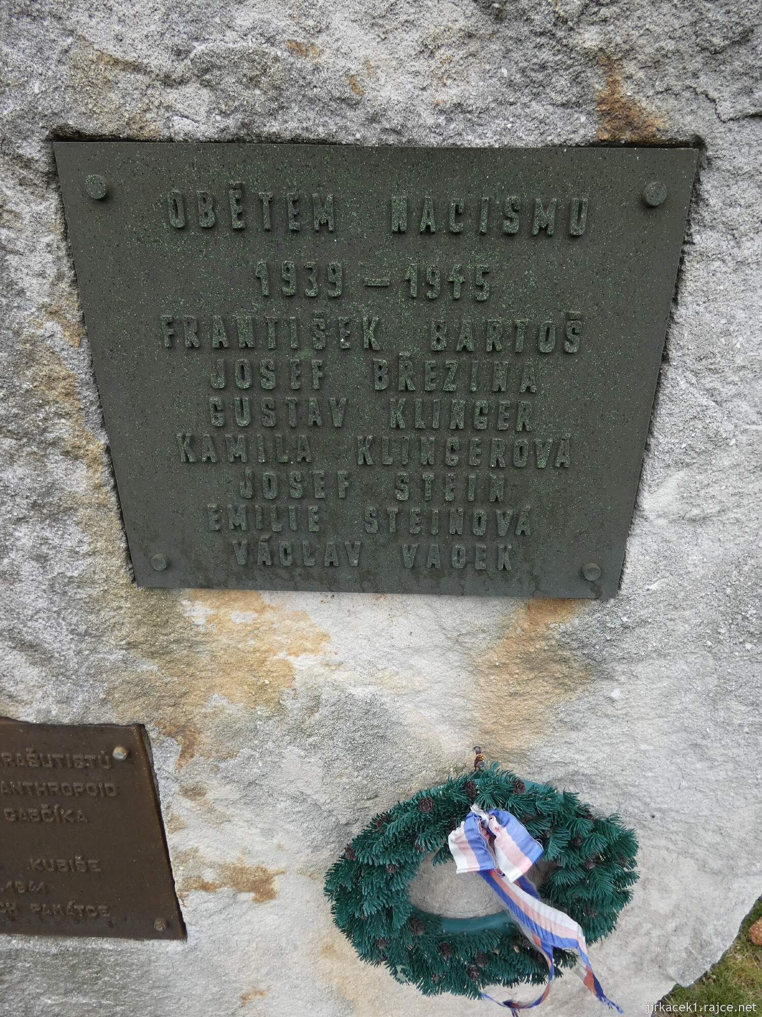 C - Nehvizdy - kostel sv. Václava 024 - Pomník obětem nacismu