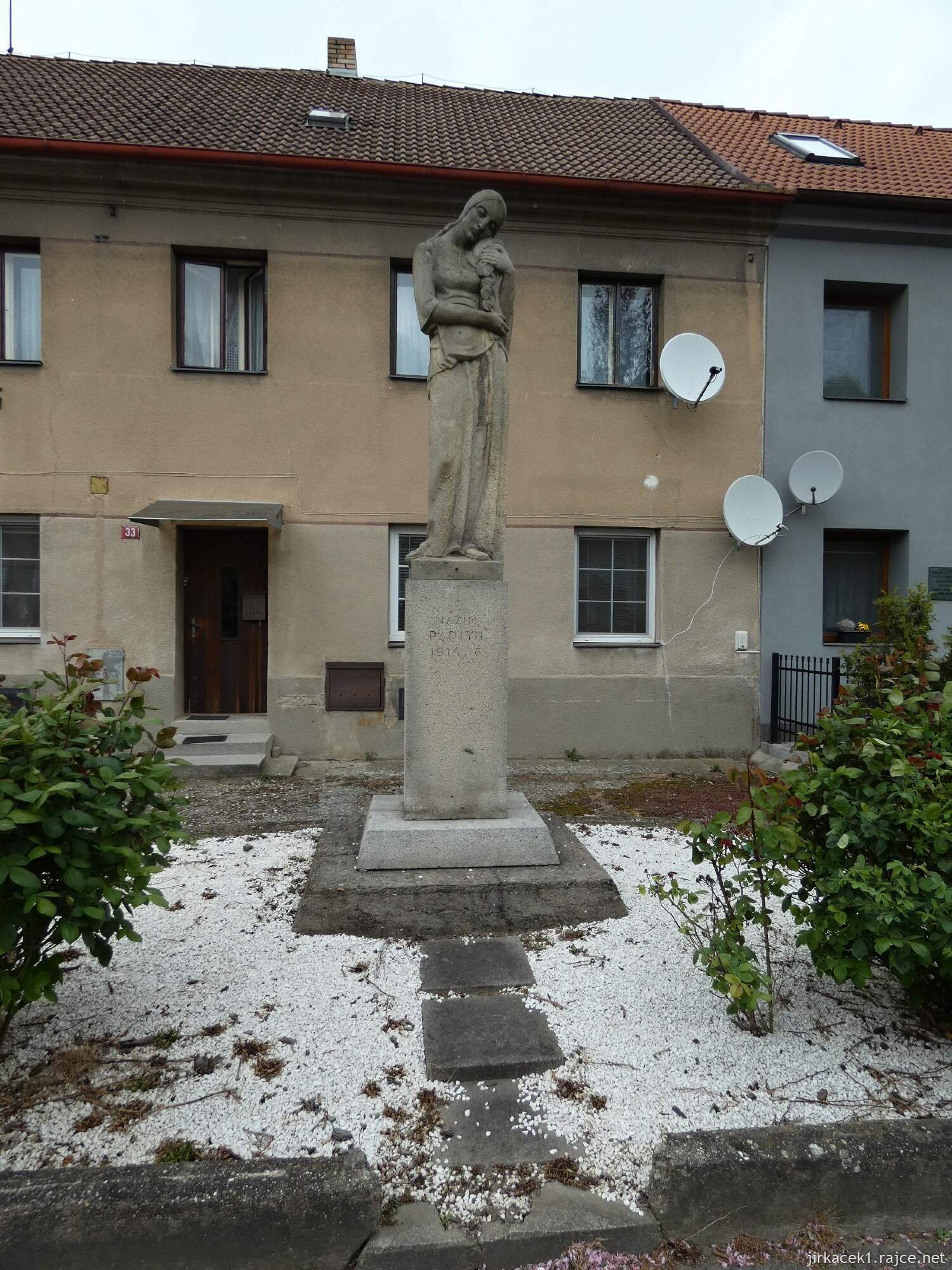 C - Nehvizdy - kostel sv. Václava 030 - Pomník padlým v 1. světové válce