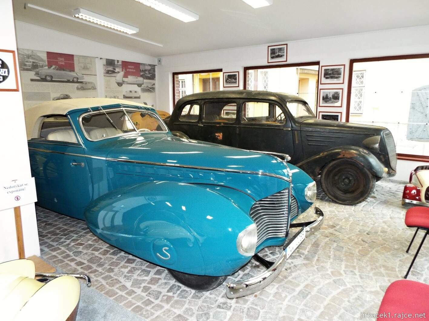 J - Vysoké Mýto - Regionální muzeum 16 - expozice Sodomka - kabriolet Aero 50 dynamik a vzadu Tatra 52