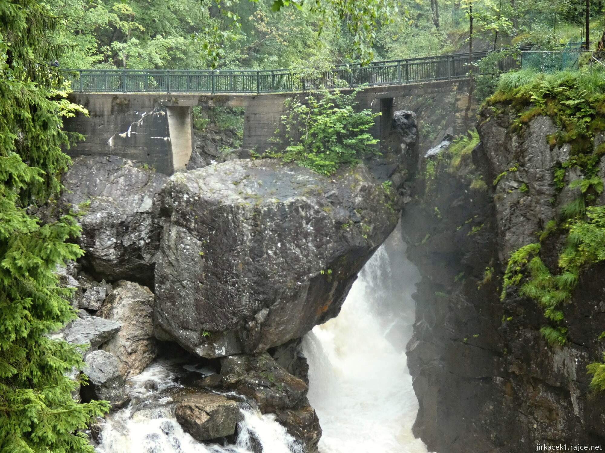 3b - Lyngdal - vodopád Kvåsfossen a muzuem lososů Nasjonalt Villakssenter​ 097